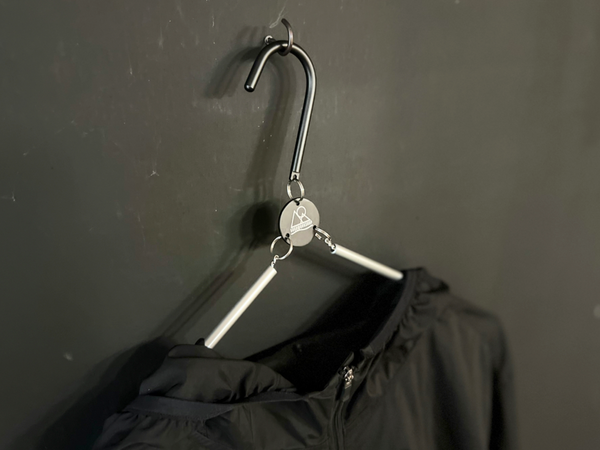 TRAVEL HANGER